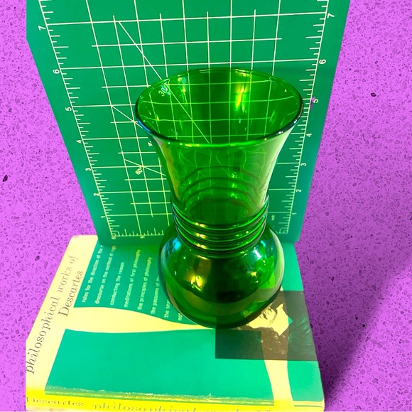 Vintage Mod Green Glass Vase - Picture 5 of 7